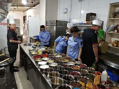 筑牢校园食品安全防线——县食品药品监察大队中高考期间专项检查纪实